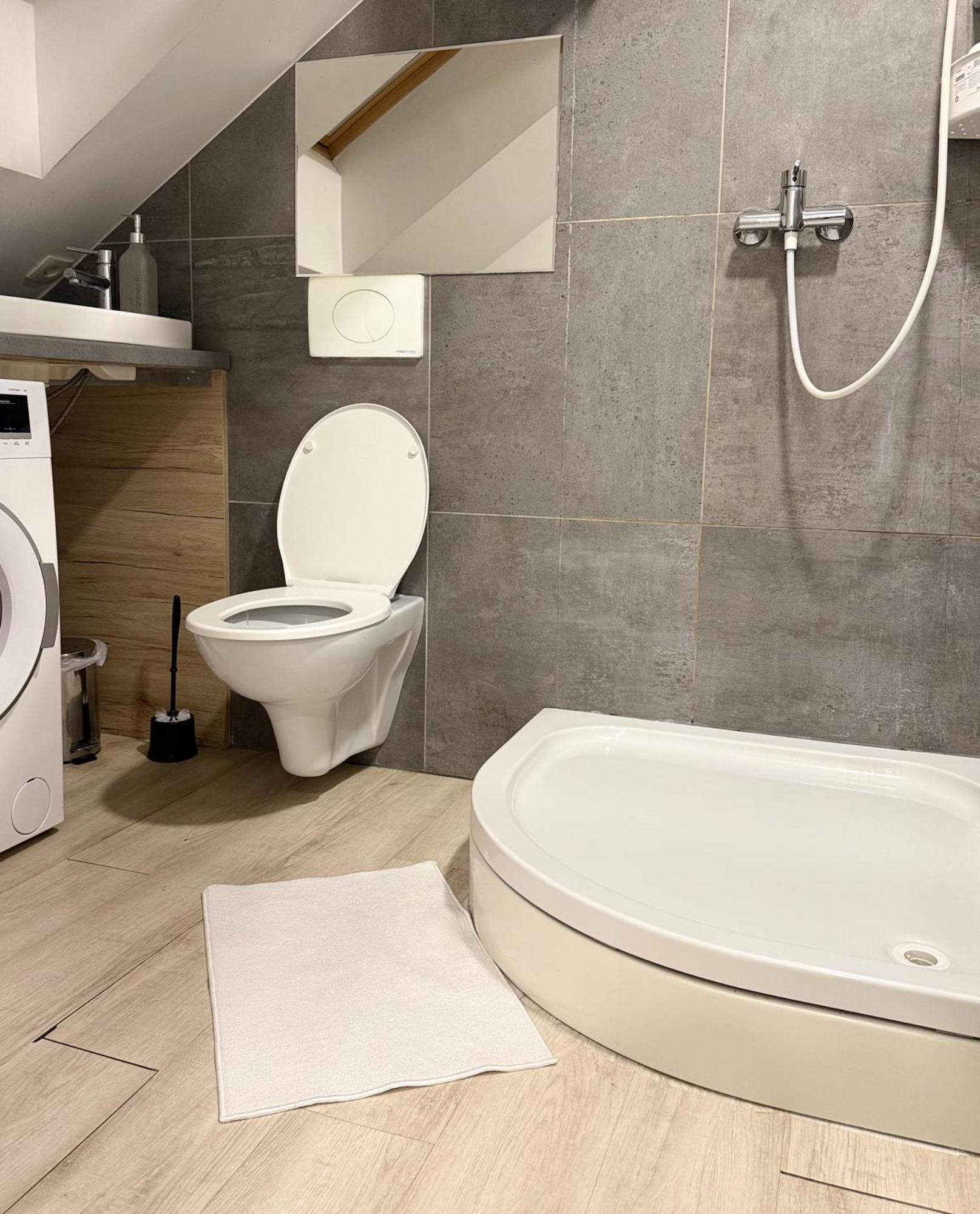 Apartma Khan *